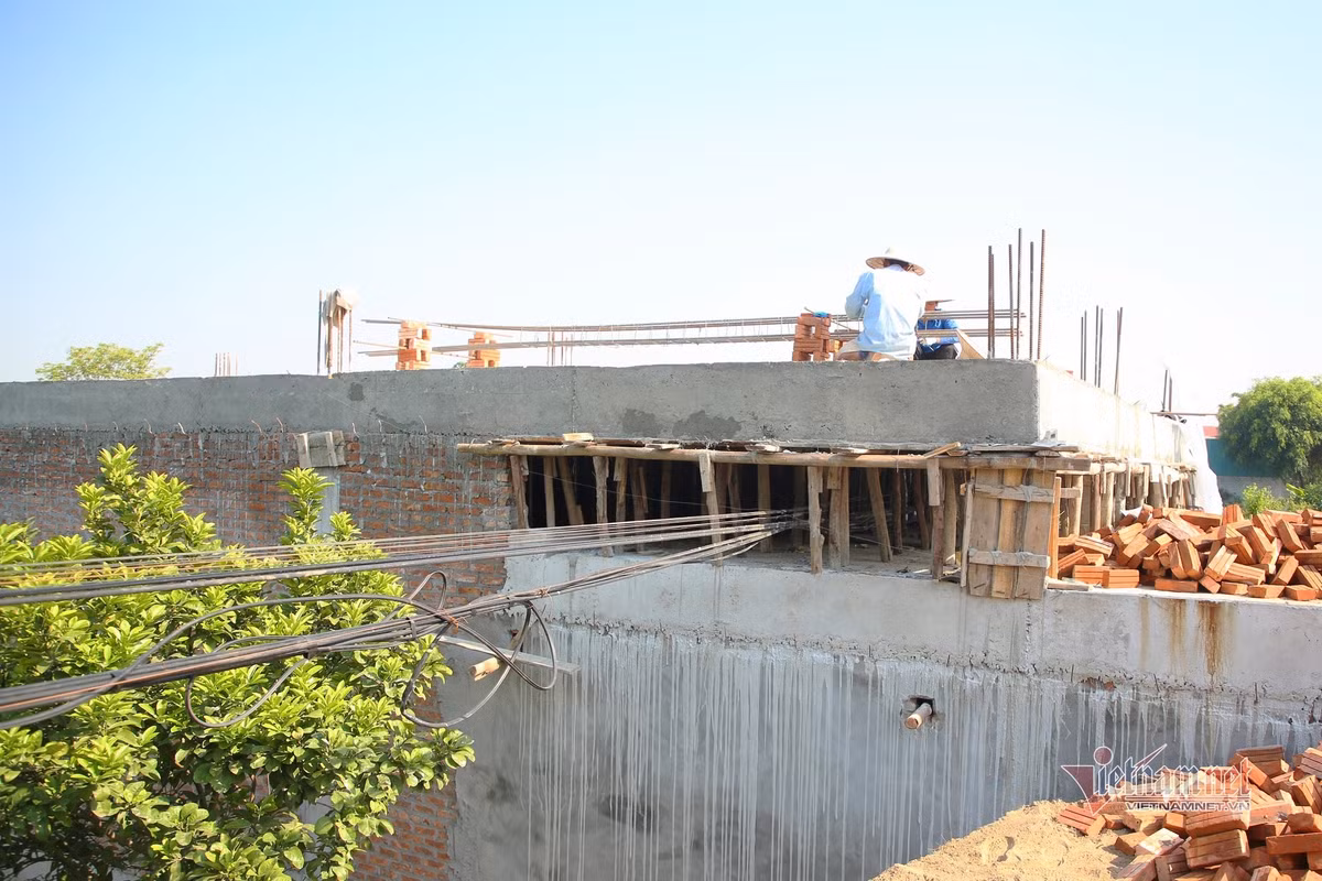 Đường dây thông tin liên lạc đường sắt bị gia đình ông Thuấn xây trùm lên.