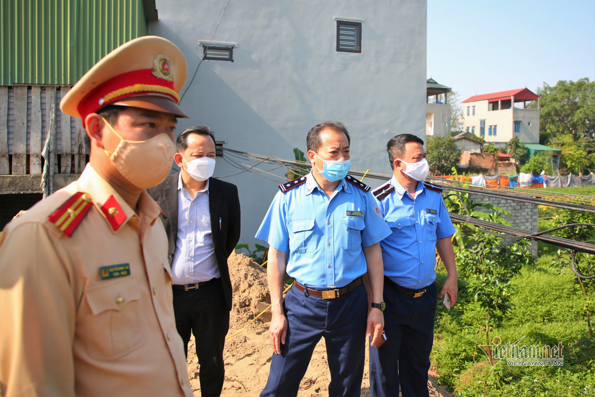 Thời điểm đoàn kiểm tra liên ngành có mặt, đã yêu cầu 2 gia đình dừng việc thi công và tháo dỡ xây dựng vi phạm trước ngày 31/3. Tuy nhiên, sau 10 ngày, chỉ có gia đình ông Vũ Hồng Hinh tạm dừng thi công nhưng chưa tháo dỡ phần vi phạm. Gia đình ông Ngô Văn Thuấn còn đẩy nhanh tốc độ xây dựng, vi phạm nghiêm trọng hơn trước. 