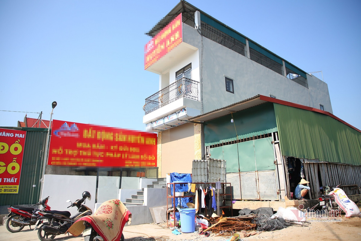 Ngay cạnh nhà ông Hinh cũng có 1 hộ dân khác xây nhà trùm lên đường dây thông tin, liên lạc