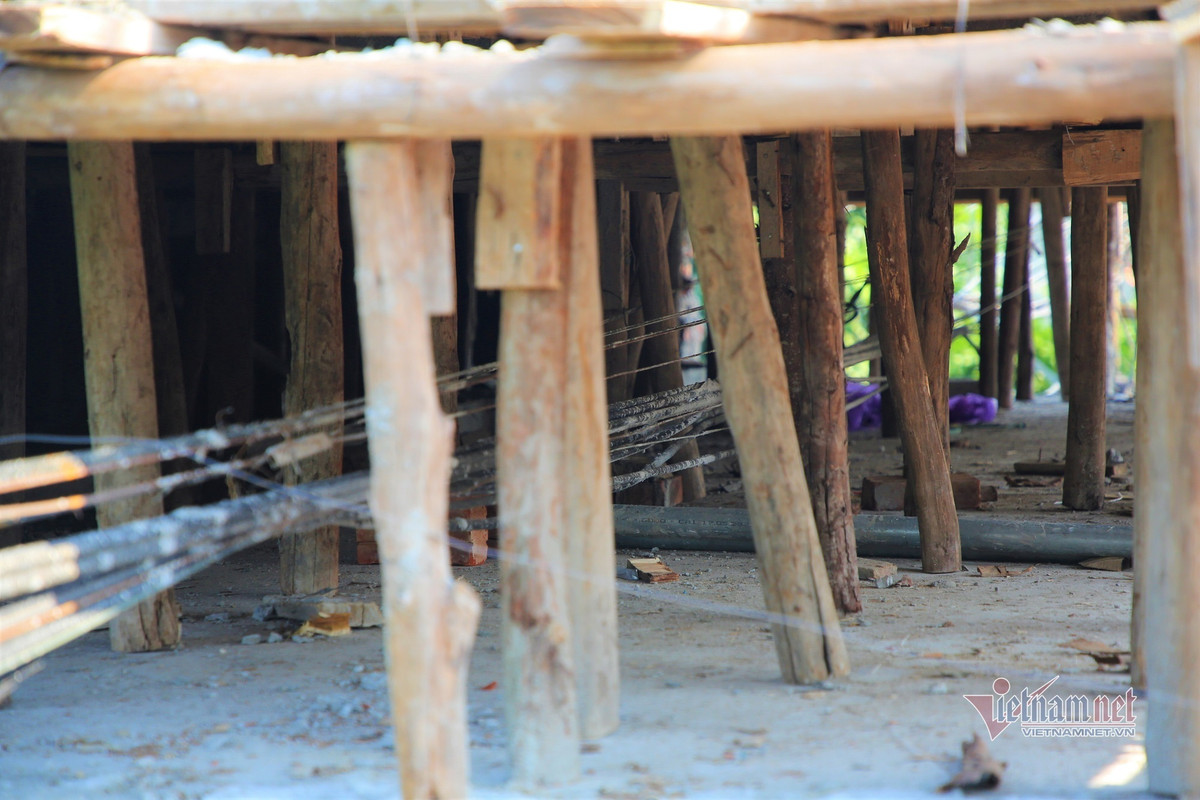 Gia đình ông Ngô Văn Thuấn đã cho công nhân buộc các đường dây này thành một bó để thuận tiện đi xuyên qua lòng nhà.