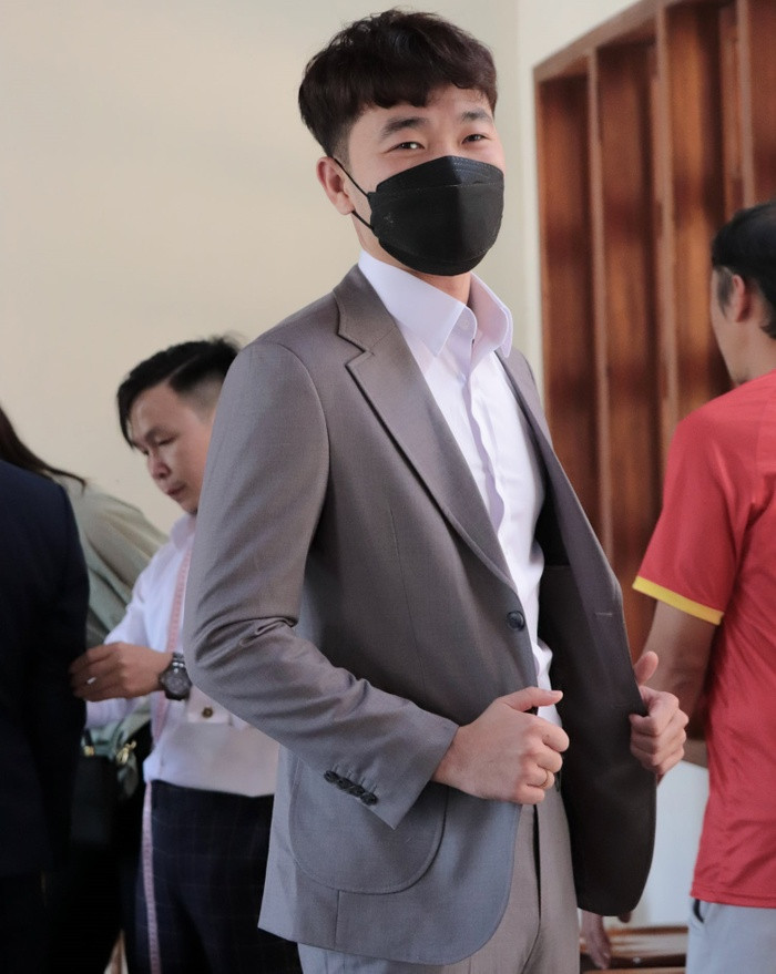 'Chủ tịch' Văn Toàn, Tuấn Anh và dàn sao HAGL diện vest cực ngầu - Hình 2 'Chu tich' Van Toan, Tuan Anh va dan sao HAGL dien vest cuc ngau-Hinh-2