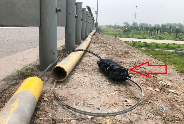 Là đường truyền dẫn chính, có nhiệm vụ đảm bảo cho toàn bộ vận hành, trong đó có thu phí nhưng cáp quang trên tuyến cao tốc Hà Nội - Hải Phòng đoạn qua xã Đa Tốn, huyện Gia Lâm đang phải đi nổi khác với thiết kế. Thực tế này đang đặt sự vận hành trên cả tuyến đường vào sự rủi ro, tê liệt giao thông có thể xảy ra bất kỳ lúc nào.