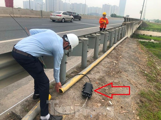 Đoạn bị đứt đã được nối lại thông qua một hộp đầu nối kỹ thuật (mũi tên đỏ)