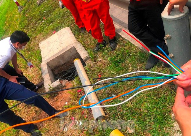 Dây quang tuyến cao tốc Hà Nội - Hải Phòng được kết hợp bởi nhiều dây được cấu tạo bằng sợi dây thủy tinh, mỗi dây chức năng dây được sơn màu khác nhau. Sau khi mở nắp hộp kỹ thuật ra kiểm tra, rút dây bị đứt ra kết nối lại, trong chiều qua và sáng nay, đại diện VIDIFI đã hoàn thành việc khắc phục sự cố.