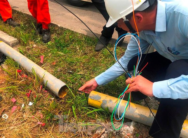 Do đoạn đường ống đi nổi bảo vệ dây cáp quang (màu đen) bên trong có một đoạn bị hở khoảng 20cm dẫn đến sự cố xảy ra từ đây.