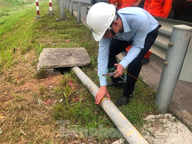 Sự việc xảy ra đã làm tê liệt toàn bộ hệ thống thu phí tự động không dừng - ETC ở các trạm thu phí trên tuyến cao cao tốc Hà Nội - Hải Phòng trong chiều qua. Ngoài ra, đường cáp quang này cũng là đường truyền dẫn chính của hệ thống thu phí thẻ điện tử (trả tiền mặt), kiểm soát giao thông, kiểm soát tải trọng xe... chiều qua các hệ thống này bị tê liệt.