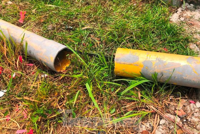 Đoạn đường ống bảo vệ dây cáp quang bị hở được dựng lại, khi nhân viên cắt cỏ đưa máy cắt đến đây đã "lia" đúng vào chỗ dây bị hở, dẫn đến đứt cáp.