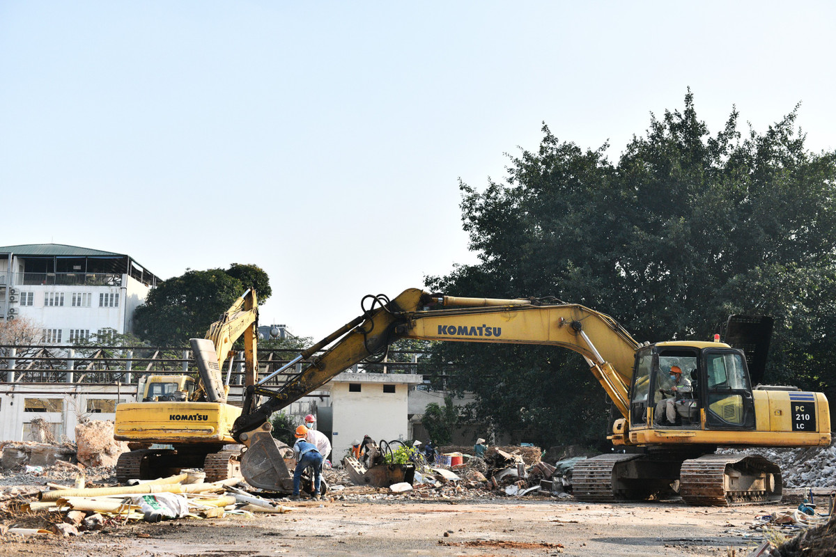 Công nhân đang gấp rút phá bỏ nốt phần còn lại của tòa nhà.