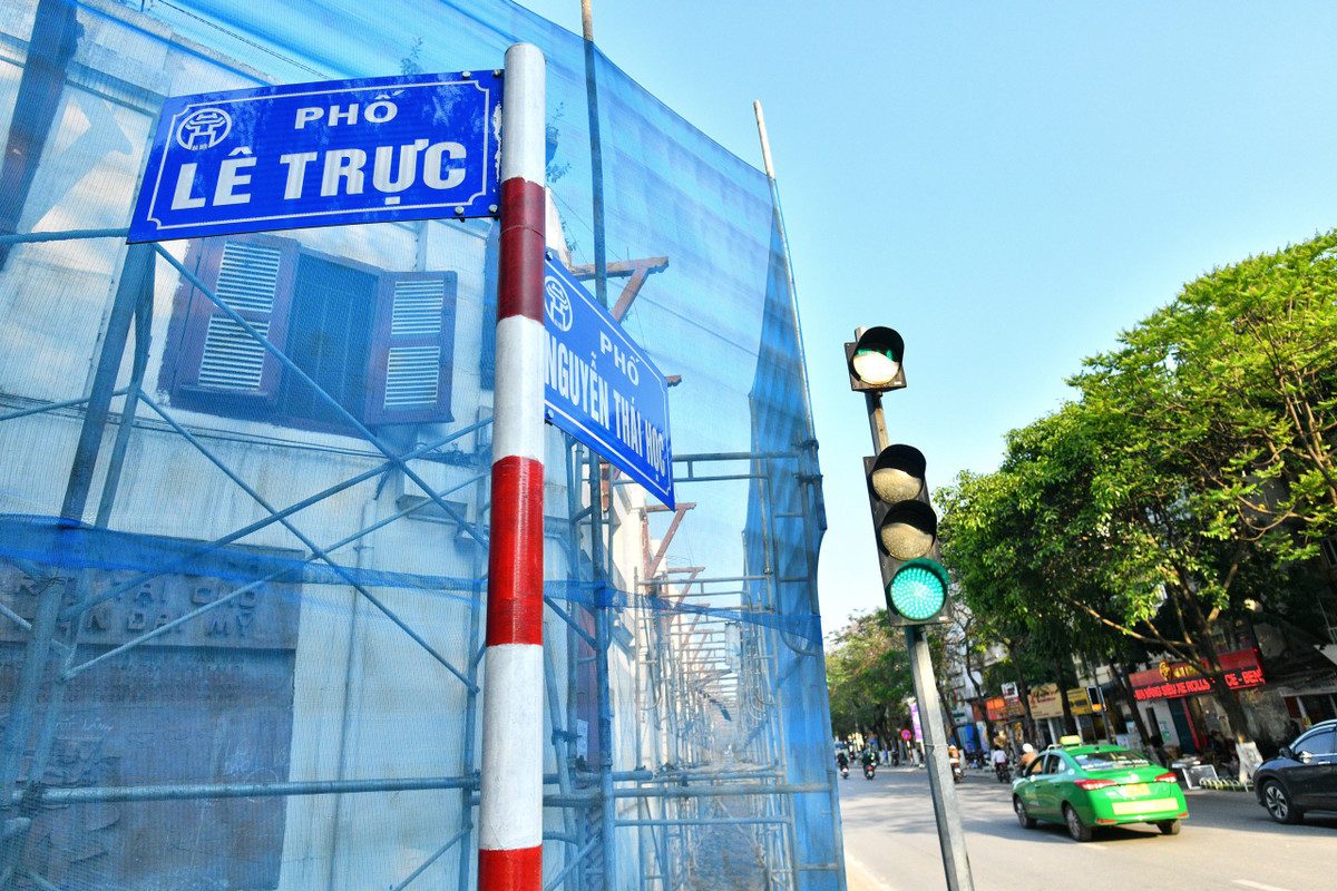 Khu đất này nằm ở số 61 Trần Phú (quận Ba Đình, Hà Nội) với vị trí đắc địa, chỉ cách quảng trường Ba Đình khoảng 400 m. Nơi đây còn cách không xa Hội trường Ba Đình, Văn phòng Quốc hội, Bộ Tư pháp, Sân vận Hàng Đẫy, Bệnh viện Xanh Pôn, nhiều đại sứ quan... Đây cũng đang là trụ sở chính của Công ty CP Thiết bị Bưu Điện (Postef).