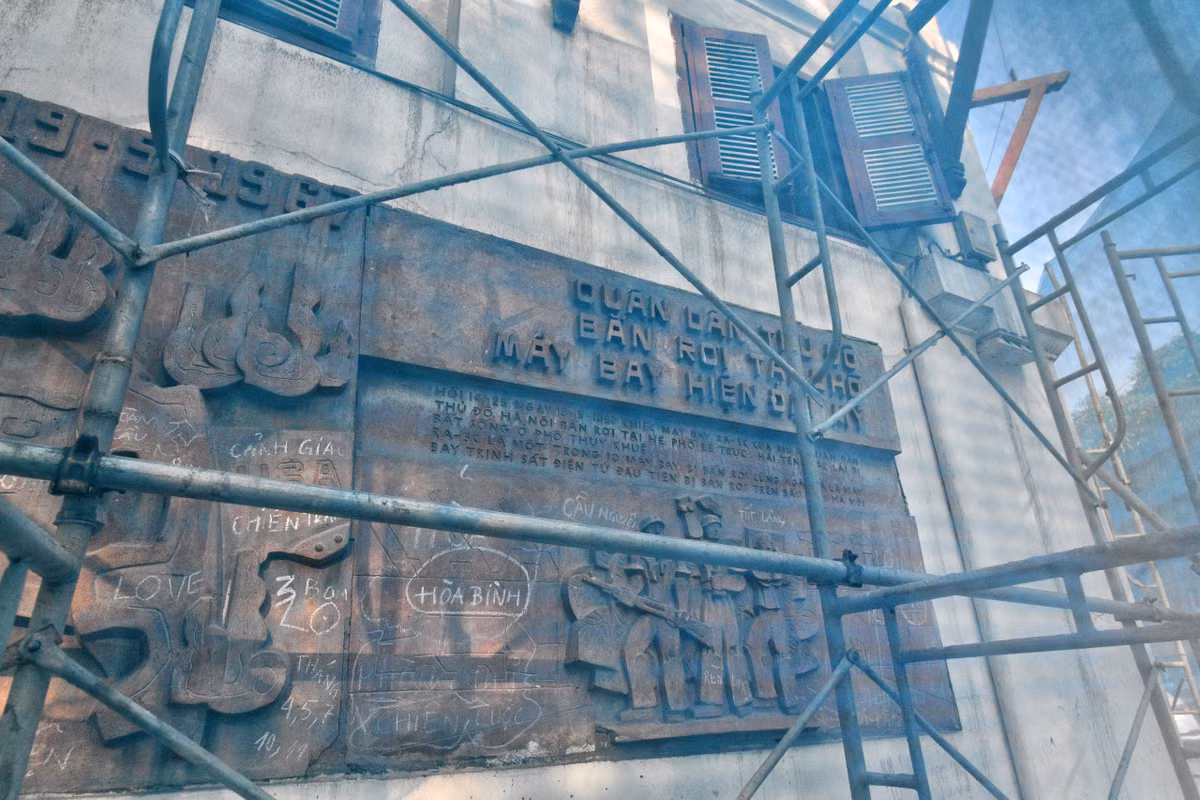 Trên bức tường của dãy nhà phía mặt đường giao phố Nguyễn Thái Học - Lê Trực có một bức phù điêu hình ảnh dân quân tự vệ bảo vệ Hà Nội trong kháng chiến chống Mỹ. Được biết bức phù điêu này cũng sẽ bị gỡ bỏ.