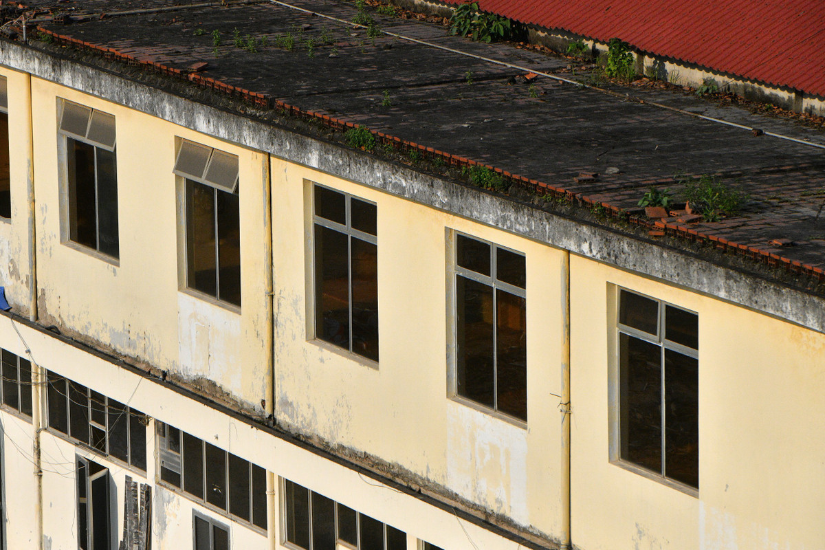 Tòa nhà cũ có 4 dãy nhà 2 tầng mái ngói đỏ, dấu ấn kiến trúc nhà xưởng còn nguyên vẹn. Các dãy nhà chạy vuông theo lô đất 4 mặt tiền.