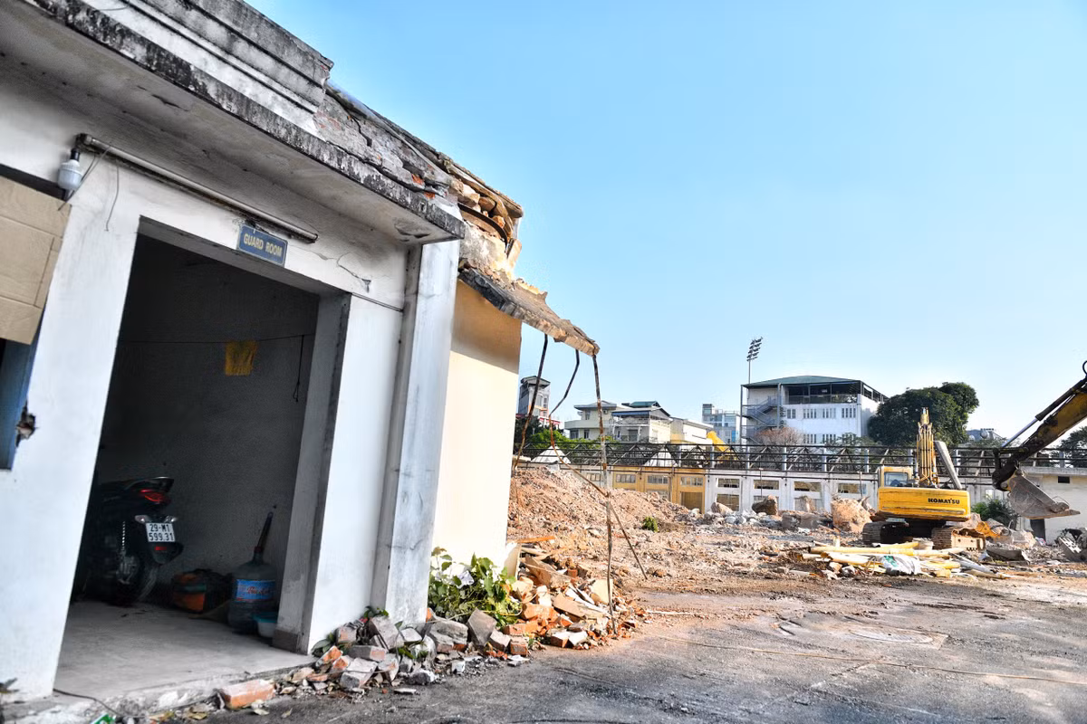 Phần mái nhà và nhiều công trình bên trong tòa nhà đã được phá dỡ.