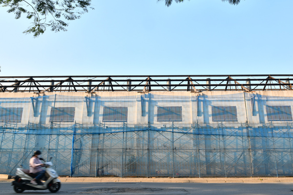 Các tòa nhà bên trong vốn trước đây là nhà máy có kiến trúc độc đáo đầu thế kỷ XX, mang phong cách Pháp.