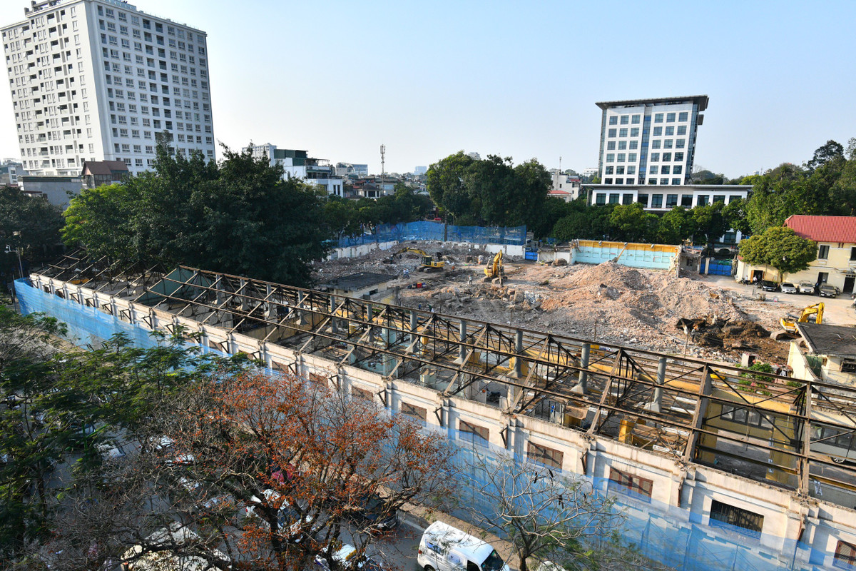 Khu "đất vàng" này hơn 9.000 m2 chạy dọc 4 mặt phố Hùng Vương - Trần Phú - Lê Trực - Nguyễn Thái Học đang được phá bỏ để xây dựng dự án mới.