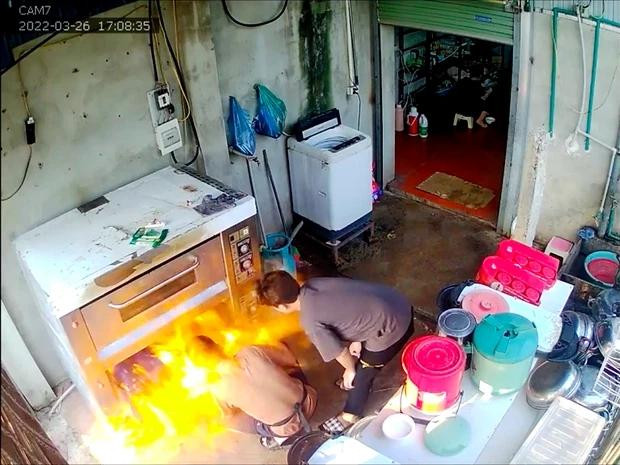 Video: Tay may sua lo nuong, thanh nien gap nan 'khet let' nho ca doi-Hinh-2