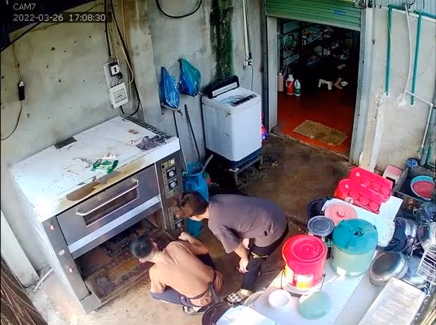 Video: Tay may sua lo nuong, thanh nien gap nan 'khet let' nho ca doi