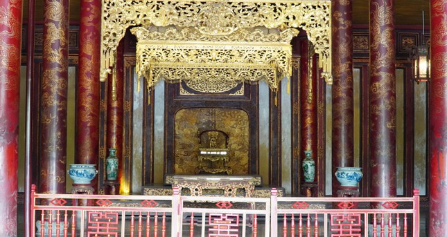 Đối với chiếc Bửu tán và bục đặt ngai vàng, đây là hai hạng mục vẫn còn nguyên vẹn nên không can thiệp, được bao bọc bằng hệ khung thép, lợp tôn bảo quản nguyên vị trí trong suốt quá trình thi công. Đơn vị thi công chỉ tháo dỡ 3 bộ cửa võng khu vực Bửu tán để chuyển vào kho bảo quản.