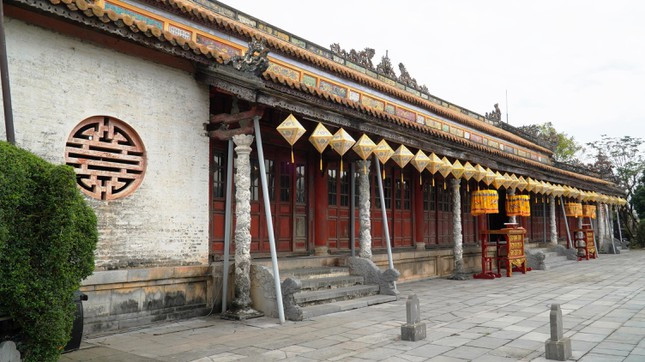 Công trình xây dựng vào tháng 2/1805 và hoàn thành vào tháng 10/1805. Ban đầu, điện Thái Hòa nằm cách vị trí hiện nay khoảng 45 mét về phía tây bắc. Tháng 3/1833, khi điều chỉnh quy hoạch và hoàn chỉnh hệ thống kiến trúc ở Đại nội, vua Minh Mạng cho dời điện Thái Hòa về phía nam, xây dựng đồ sộ, nguy nga hơn.