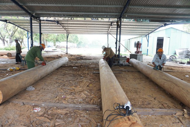 Đối với các cấu kiện được đánh giá hư hỏng hoàn toàn thì phục hồi mới. Các cấu kiện hư hỏng ít sẽ xử lý vệ sinh nối vá, nối mộng thay cốt ốp mang, nối chân cột, đuôi kèo, đầu kèo. Đối với các cấu kiện còn tốt sẽ được vệ sinh để tái sử dụng.