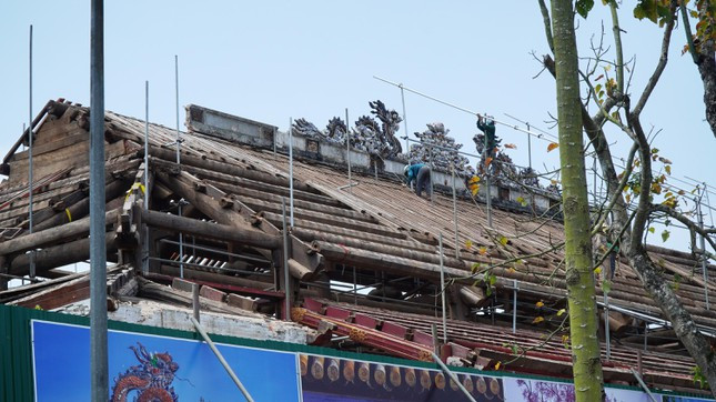 Hiện nay, đơn vị thi công đang tiến hành hạ giải phần mái ngói, tháo dỡ từng ô pháp lam trang trí trên bờ nóc, cổ diềm công trình; hạ giải các ô hộc bờ nóc, bờ quyết, cổ diềm, đầu hồi, các con giống trang trí xuống khỏi công trình; tháo dỡ hệ vách ván, liên ba, ngưỡng cửa. Sau khi lắp dựng nhà bao che mới tiến hành hạ giải kết cấu mái gỗ gồm cột kèo, xuyên, trến, đòn tay…