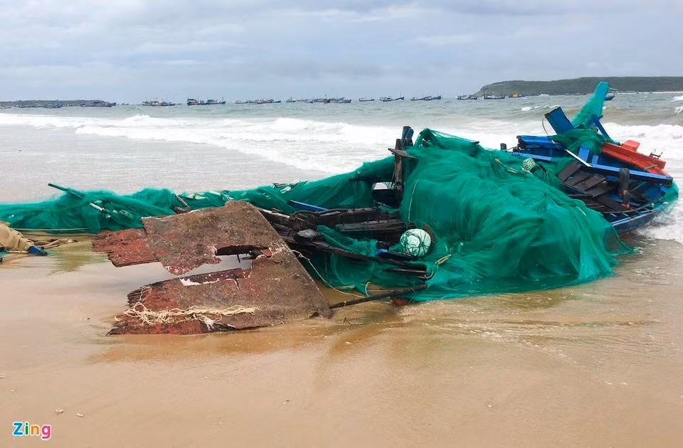 Trao đổi với Zing, ông Trần Hữu Thế, Chủ tịch UBND tỉnh Phú Yên, cho biết các ngành, địa phương đang rà soát, đánh giá cụ thể thiệt hại để xem xét hỗ trợ người dân sớm khắc phục hậu quả do thiên tai gây ra. "Thời tiết biển êm trở lại, chúng tôi tiếp tục huy động sà lan gắn phương tiện cẩu trục vớt tàu thuyền bị đắm nhằm giảm thiểu thấp nhất thiệt hại cho bà con ngư dân", ông Thế cho hay.