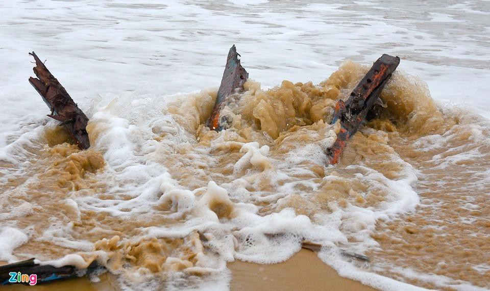 Một số tàu chỉ còn sót lại vài thanh gỗ trên bờ biển TP Tuy Hòa.