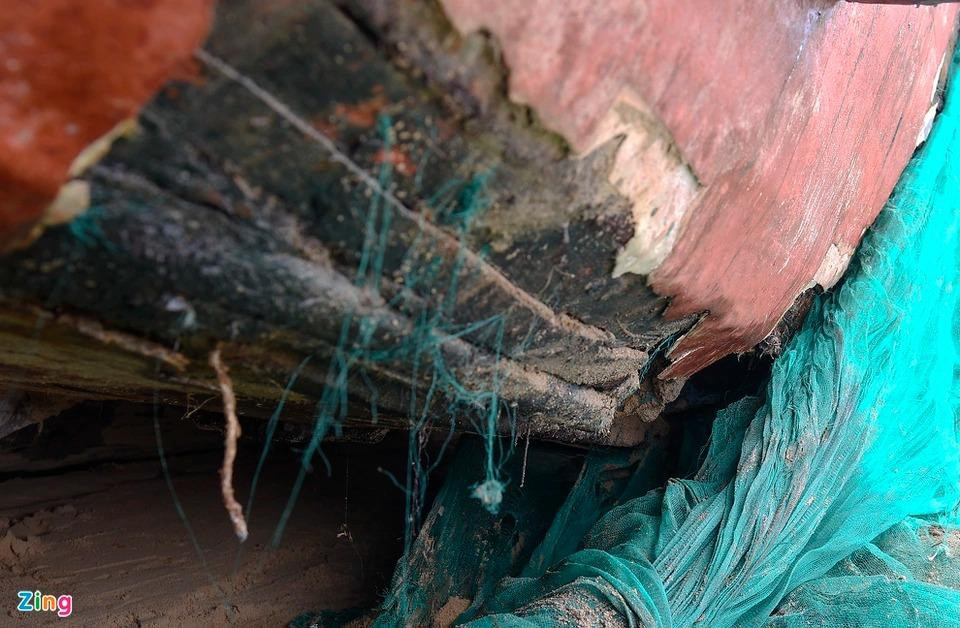 Một tàu của ngư dân ở Phú Yên bị sóng đánh thủng đáy. Thống kê riêng huyện Tuy An, đợt mưa lớn bất thường vừa qua, địa phương này có 36 tàu, thuyền bị sóng đánh hư hỏng hoặc chìm, hơn 2.500 lồng bè nuôi tôm hùm bị cuốn trôi, ước tổng thiệt hại lên đến 139 tỷ đồng.