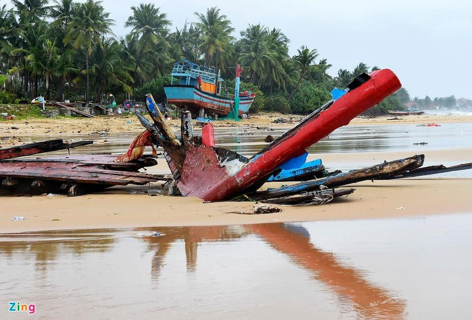 Lốc xoáy kèm sóng lớn đã nhấn chìm, đánh vỡ toác gần 120 tàu cá của ngư dân ở các làng chài TP Tuy Hòa, thị xã Đông Hòa, huyện Tuy An, thị xã Sông Cầu (Phú Yên).