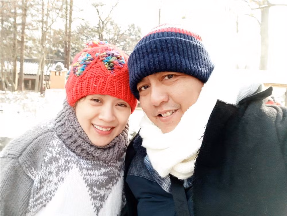 Ông xã Thanh Thúy - đạo diễn Đức Thịnh - tự khen bản thân: "Đẹp trai nên cứ bị quấn quýt".