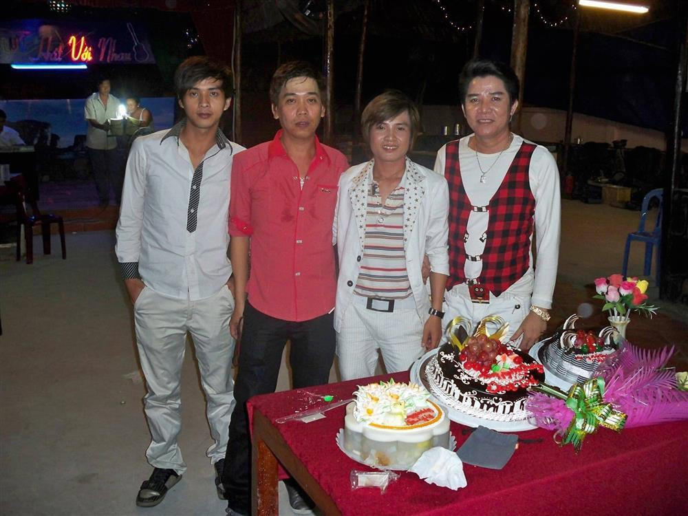 ồ Quang Hiếu hoài niệm: "Trong lúc các bạn còn đang phùng mang trợn má chụp hình cute thì tôi đã là thợ chính bấm nhạc cho đoàn kẹo kéo Bông sen".