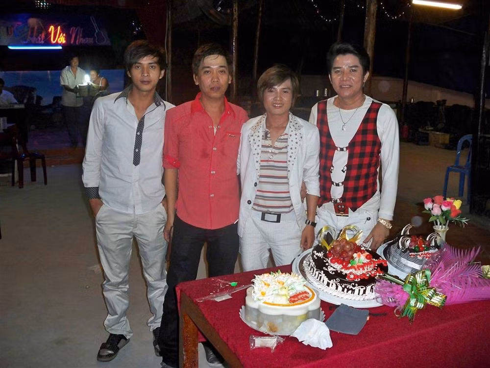 Hồ Quang Hiếu hoài niệm: "Trong lúc các bạn còn đang phùng mang trợn má chụp hình cute thì tôi đã là thợ chính bấm nhạc cho đoàn kẹo kéo Bông sen".