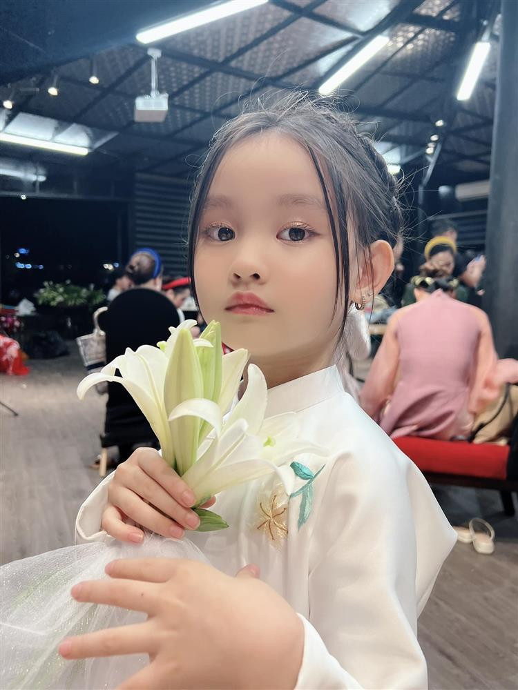 ồng Quế nhắn nhủ con gái: "Mẹ mong rằng, em bé của mẹ giống như hoa nở mỗi ngày và luôn tỏa sáng như mặt trời rạng rỡ. Yêu con".