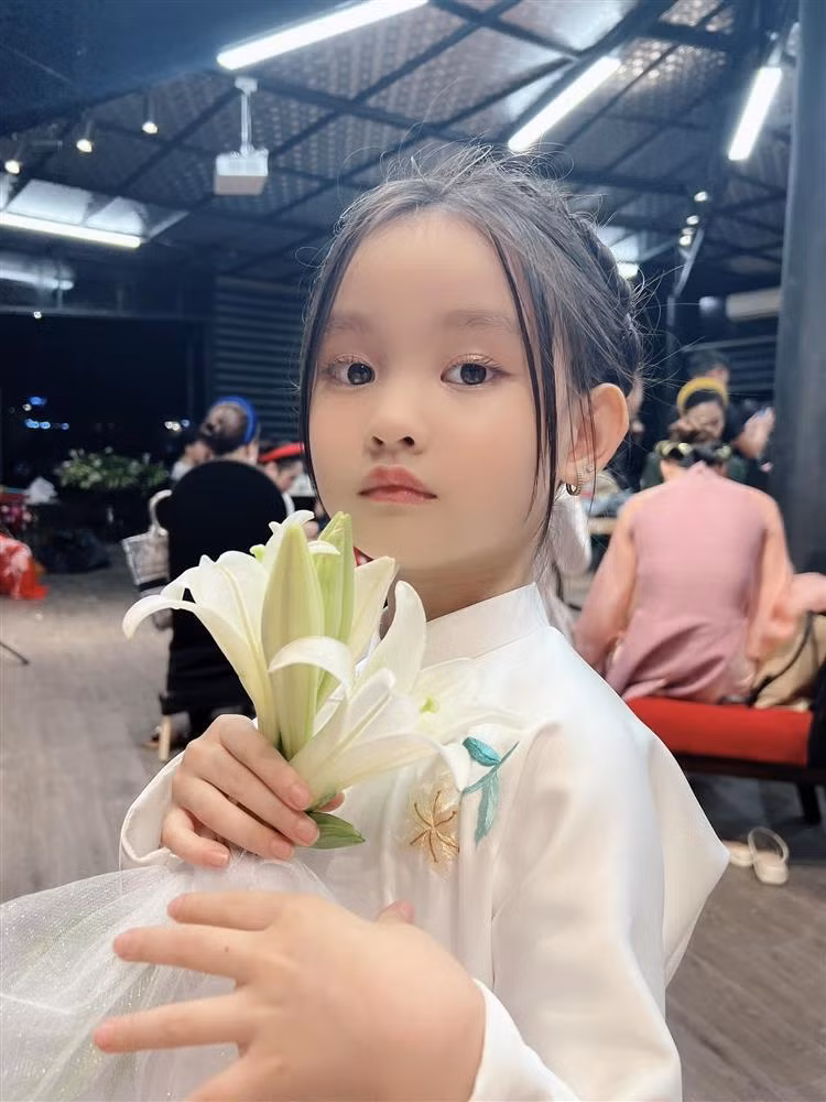 Hồng Quế nhắn nhủ con gái: "Mẹ mong rằng, em bé của mẹ giống như hoa nở mỗi ngày và luôn tỏa sáng như mặt trời rạng rỡ. Yêu con".