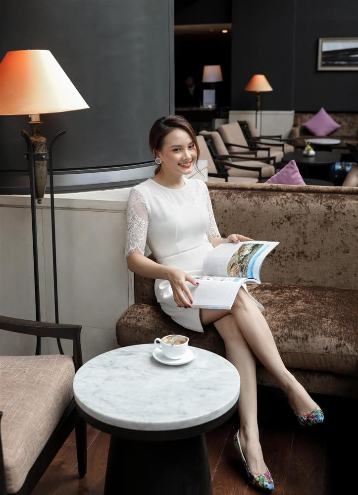 ảo Thanh than vãn: "Cứ gần tới dịp quan trọng thì có biến. Sắp diễn tới nơi rồi thì giọng như vịt đực. Bao nhiêu việc dồn vào đầu mà không làm nổi. Đấy, bảo vất vả có ai tin đâu. Ai gọi em mà thấy giọng đàn ông nghe máy thì đấy chính là... em nhé".