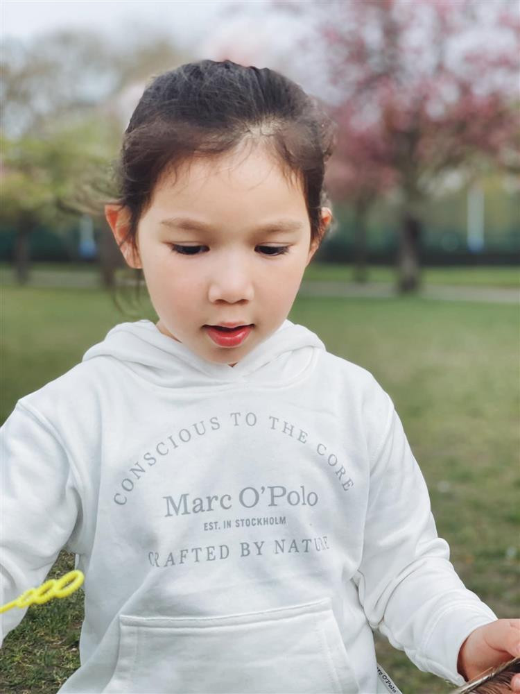 à Anh: "Tạm biệt London yêu dấu và chúc mọi người kỳ nghỉ Lễ phục sinh thật hạnh phúc bên gia đình!".