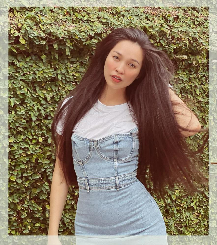 iền Thục kể câu chuyện với con gái: "Bấm xù cái tóc muốn gãy tay. Tí Nị hỏi: 'Mẹ ơi, mẹ có miếng ngực nào đâu mà mặc áo có 2 miếng đựng ngực làm gì".