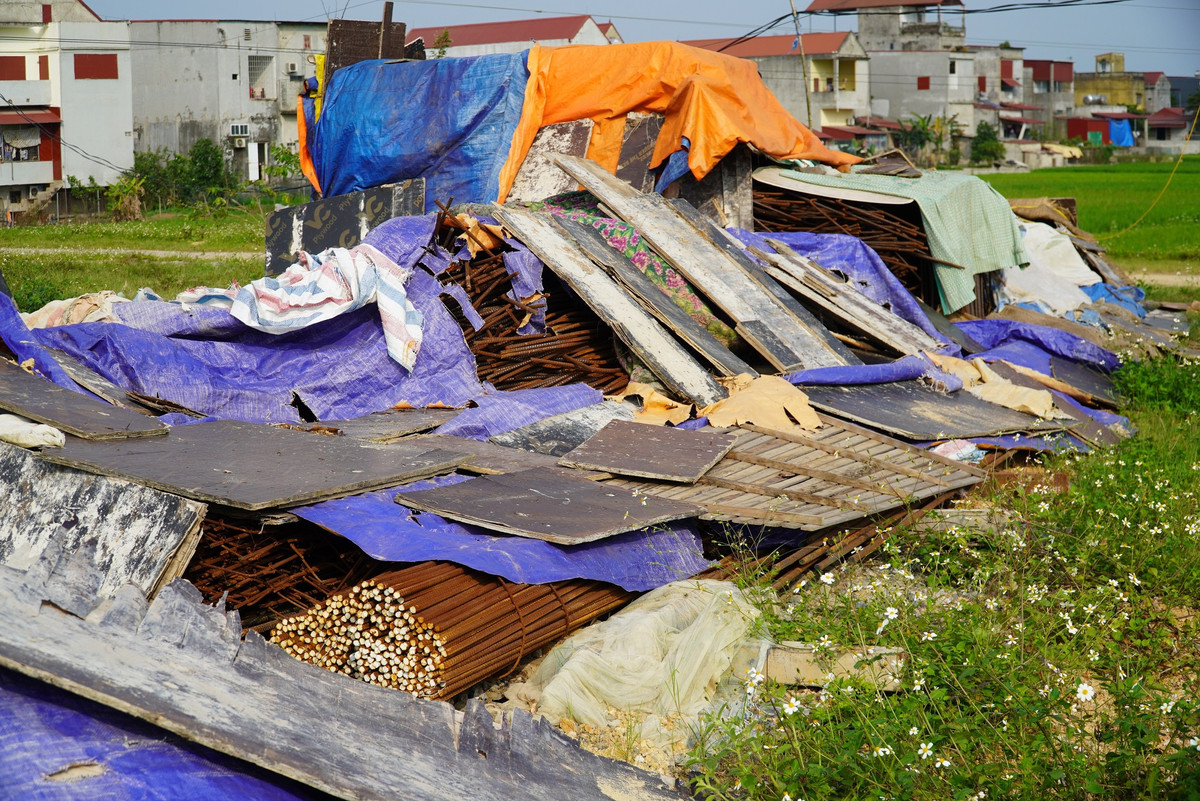 Vật liệu xây dựng, sắt thép được phủ bạt, hoen gỉ trong khuôn viên dự án.