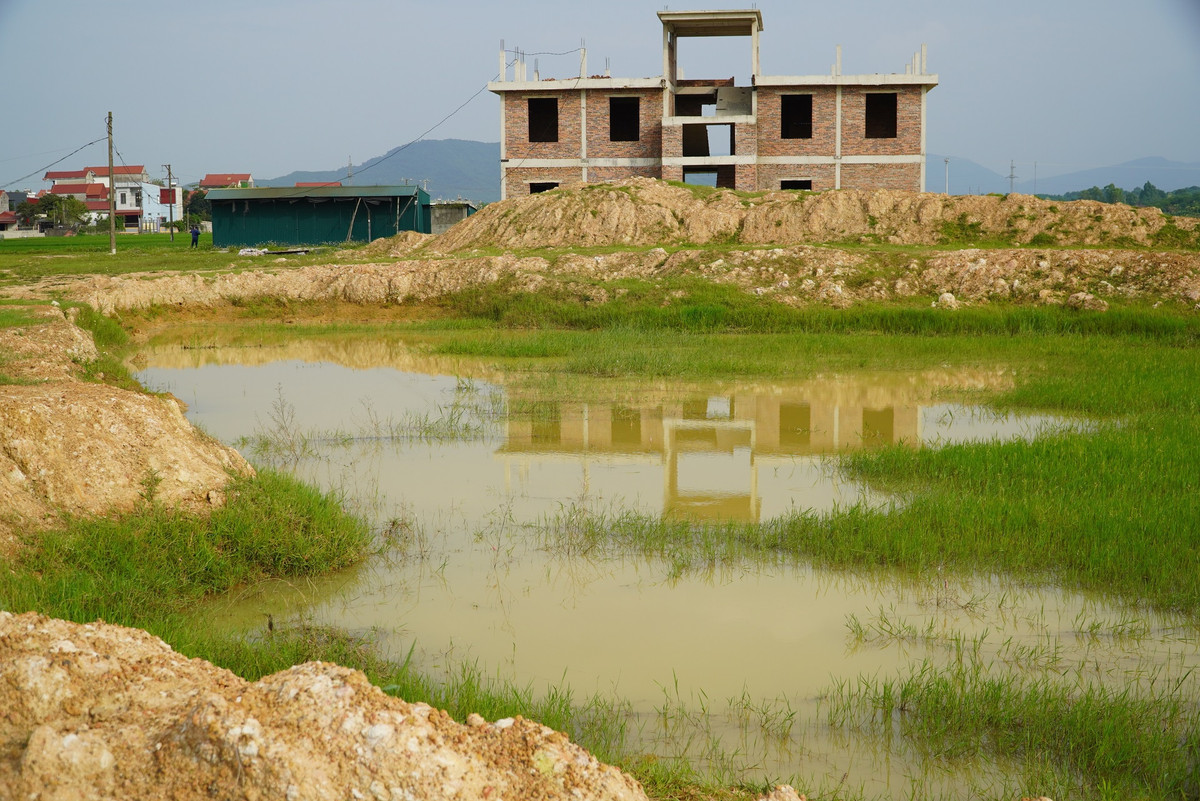 Nhưng đến nay, phần mặt bằng san lấp gần hoàn thiện bị tạm dừng thi công.