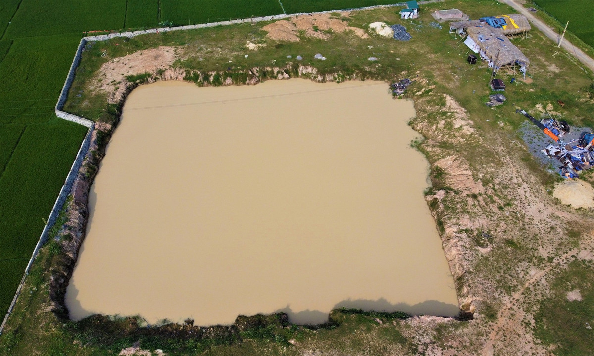 Trước khi khởi công, dự án nhiều lần được điều chỉnh vốn, quy mô và công suất thiết kế. Tháng 7/2018, tổng vốn đầu tư tăng lên mức 410 tỷ đồng do tăng quy mô lên 3,5 ha và tăng công suất lên 30.000 m3 nước/ngày đêm. Nhưng đến cuối năm, công suất thiết kế lại giảm còn 29.000 m3 nước.