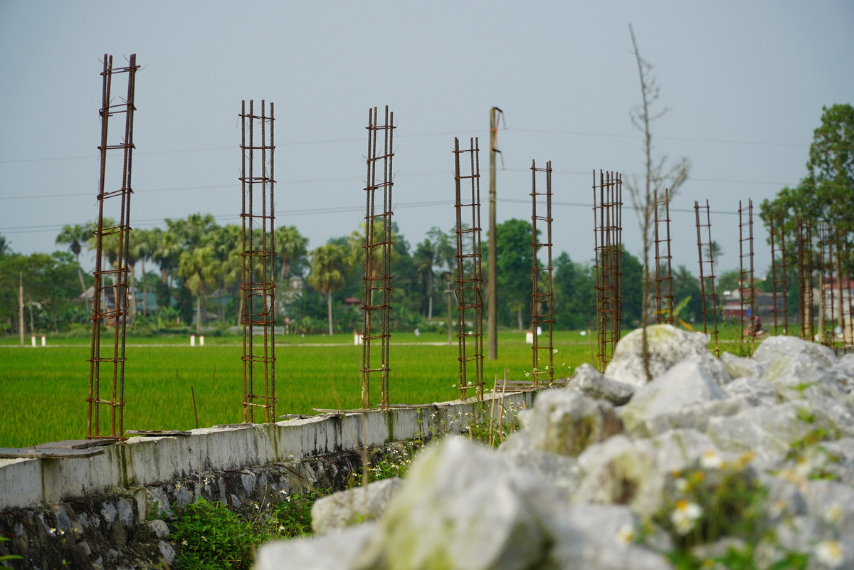 Tường rào nhà máy cũng dang dở, lõi thép trơ khung, đá nằm ngổn ngang.