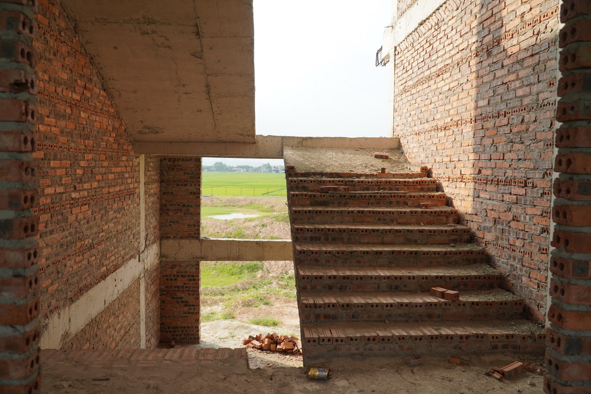 Nhà điều hành xây thô được 2 tầng thì dang dở. Khi dự án được chấp thuận chủ trương đầu tư, 14 xã vùng trũng của huyện Nông Cống kỳ vọng được thụ hưởng nguồn nước sạch, sau đó sẽ mở rộng dự án cho 19 xã, gồm 13 xã thuộc huyện Nông Cống, 3 xã của huyện Như Thanh và 3 xã của thị xã Nghi Sơn.