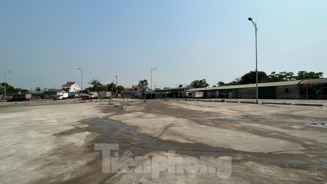 Trong khi nhà phân loại hải sản bỏ hoang thì hải sản từ tàu thuyền của ngư dân sau khi cập cảng lại được vận chuyển sang khu vực bến cá tư nhân nằm cách đó khoảng 100m.