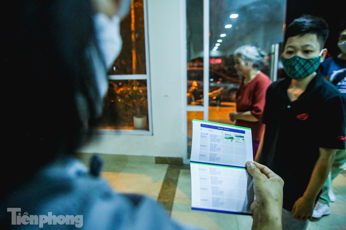 Chủ chó mang giấy tờ chứng minh và giấy tiêm phòng lên nộp phạt, nhận chó về.