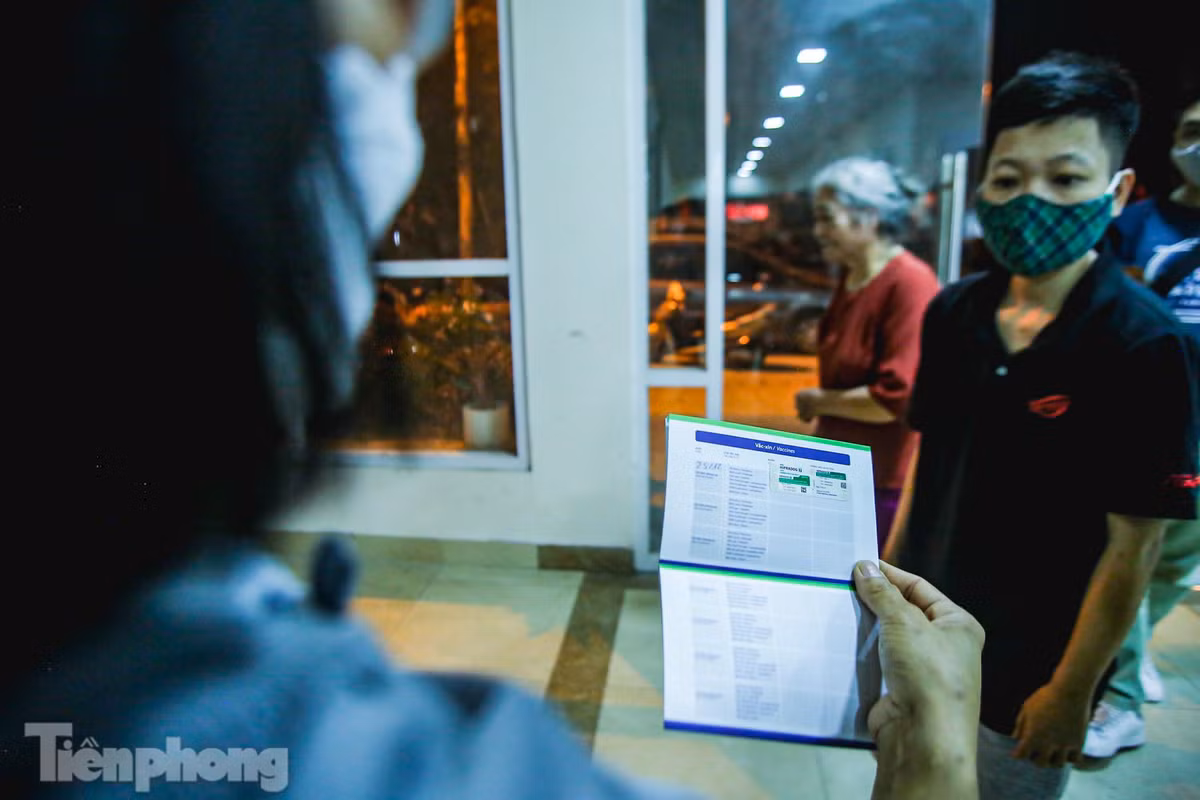 Chủ chó mang giấy tờ chứng minh và giấy tiêm phòng lên nộp phạt, nhận chó về.