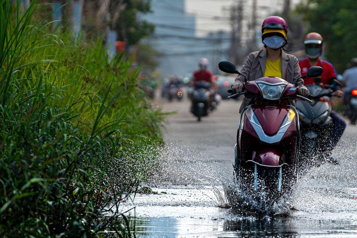Người dân 2 bên đường chỉ mong dự án sớm hoàn thành. Nhiều năm qua, họ phải sống trong cảnh ngập nước khi mưa lớn và bụi bặm lúc trời nắng. Một đoạn có cỏ dại mọc cao cả mét, trong khi mặt đường đọng nước sau 2 ngày mưa.