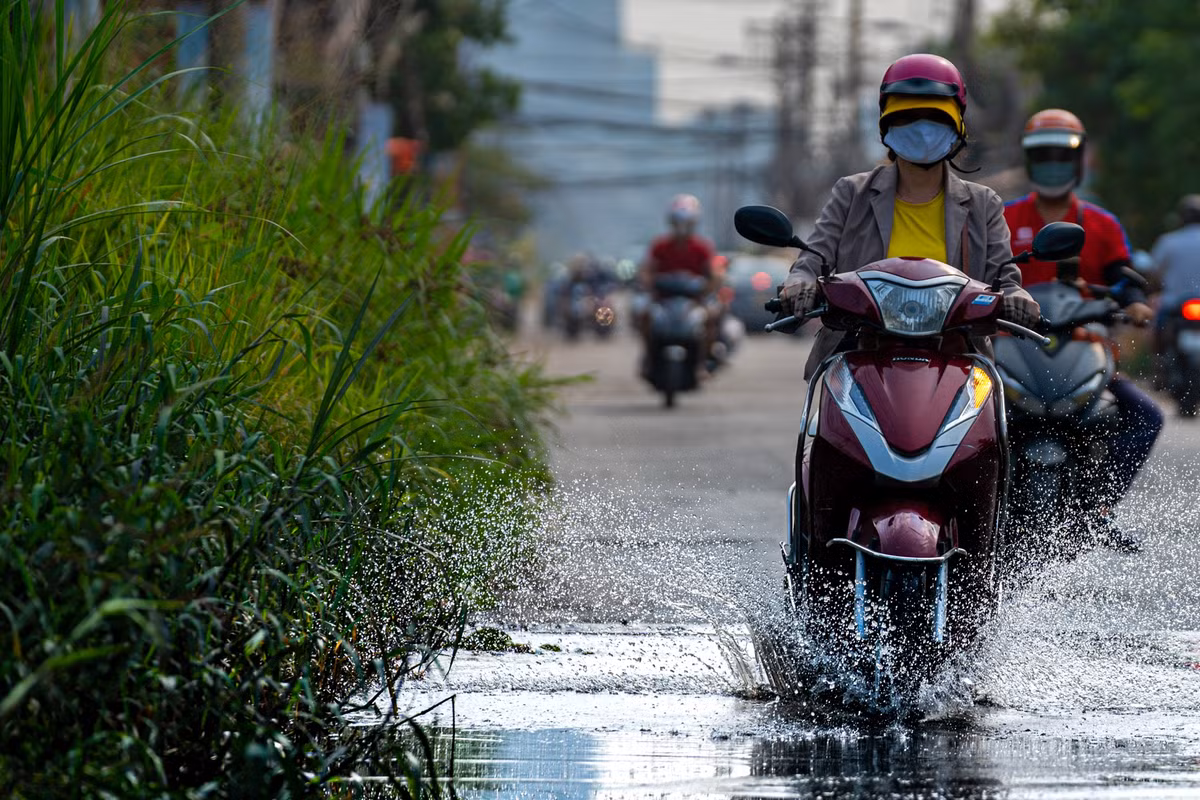 Người dân 2 bên đường chỉ mong dự án sớm hoàn thành. Nhiều năm qua, họ phải sống trong cảnh ngập nước khi mưa lớn và bụi bặm lúc trời nắng. Một đoạn có cỏ dại mọc cao cả mét, trong khi mặt đường đọng nước sau 2 ngày mưa.