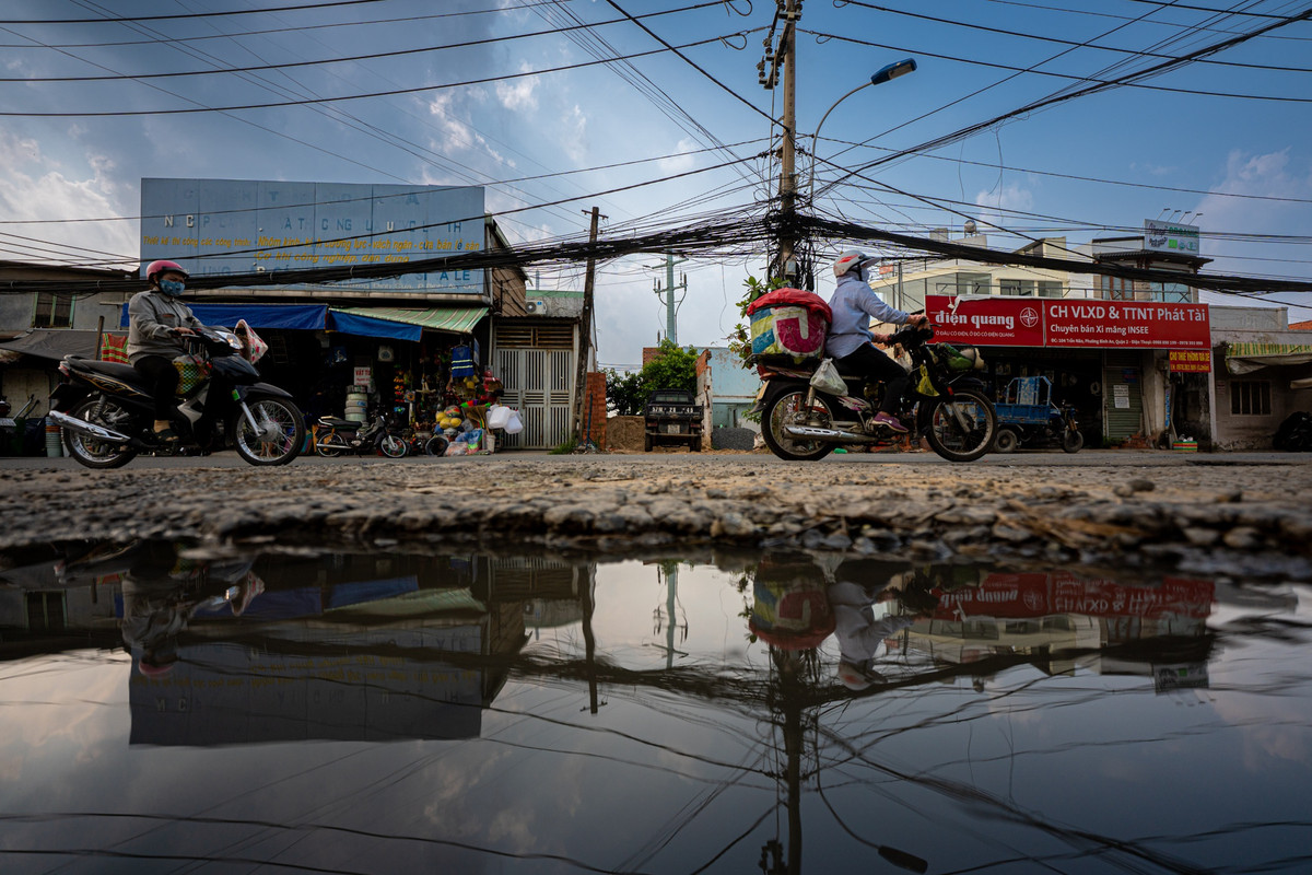Trong lúc chờ giải phóng mặt bằng, Sở cũng yêu cầu Ban quản lý dự án đầu tư xây dựng các công trình giao thông có biện pháp khơi rãnh hoặc xây dựng hệ thống thoát nước tạm, không để ngập nước làm hư hỏng mặt đường, ảnh hưởng lưu thông của người dân.