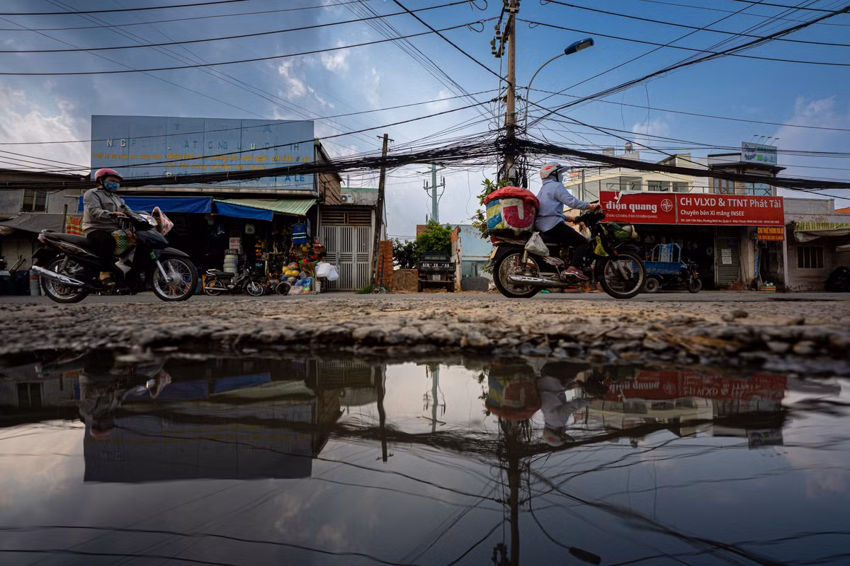 Trong lúc chờ giải phóng mặt bằng, Sở cũng yêu cầu Ban quản lý dự án đầu tư xây dựng các công trình giao thông có biện pháp khơi rãnh hoặc xây dựng hệ thống thoát nước tạm, không để ngập nước làm hư hỏng mặt đường, ảnh hưởng lưu thông của người dân.