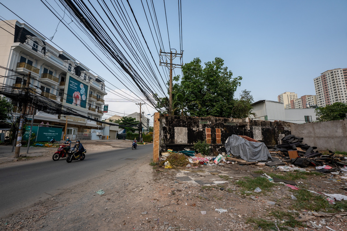 Bãi tập kết rác thải, xà bần hình thành ngay bên trong một số mặt bằng hiếm hoi đã được giải phóng chờ thi công.