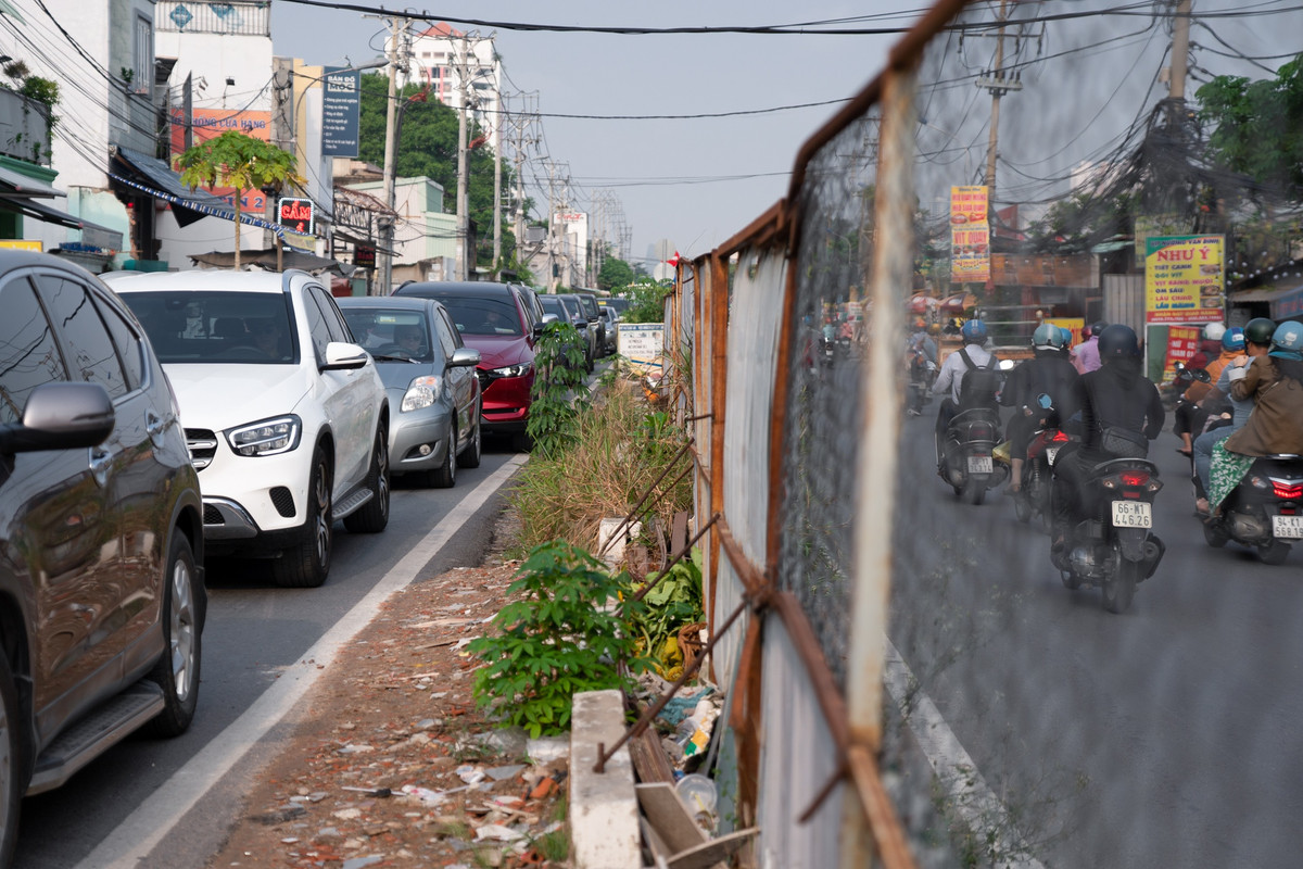 Điểm đầu nút giao An Phú với đường Lương Định Của cũng chưa được mở rộng, thường kẹt xe vào giờ cao điểm. Đường được chia làm hai bởi những tấm tôn, lưới thép. Một làn đường được trải nhựa cao hơn làn còn lại 40-50 cm, người dân đi lại thiếu quan sát cũng dễ bị té ngã.